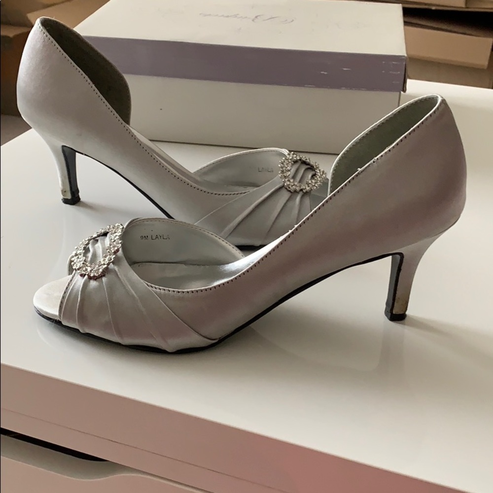 Bouquets Layla silver satin 9 women’s shoe